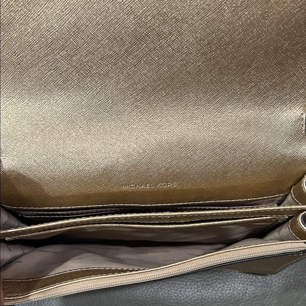 Michael Kors Jet Set Gold Crossbody Bag, PRISTINE CONDITION (dimensions 9.5”x7”) - Picture 4 of 16